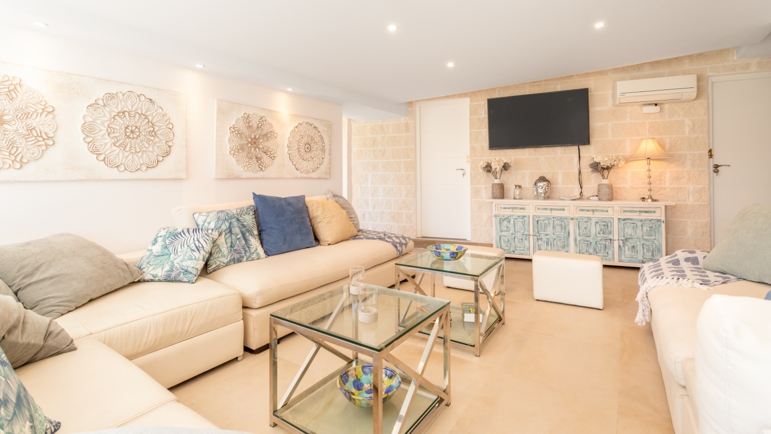 The living space, seating and daylight through the terrace doors
