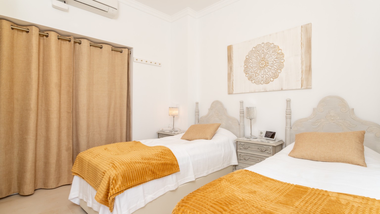 A guest bedroom with twin beds
