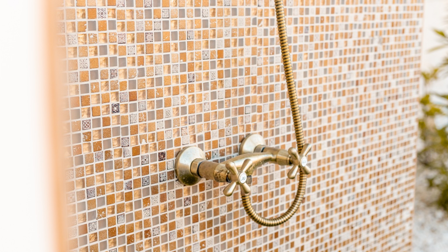 The outdoor shower, close detail