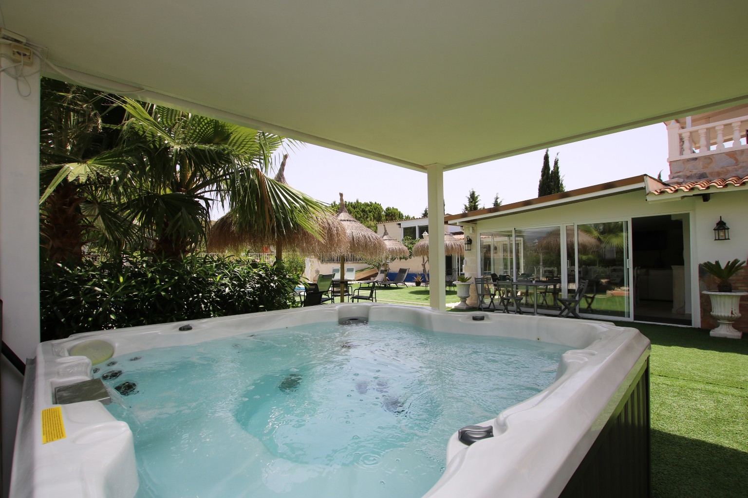 The jacuzzi close, in daylight